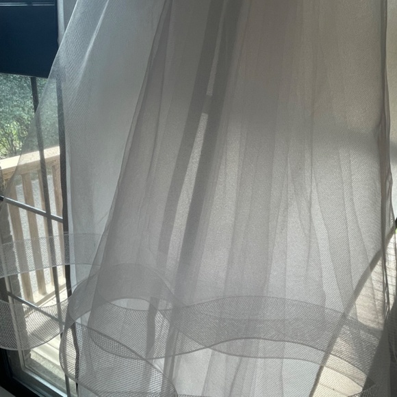 Beautiful white trim wedding veil - Picture 7 of 7